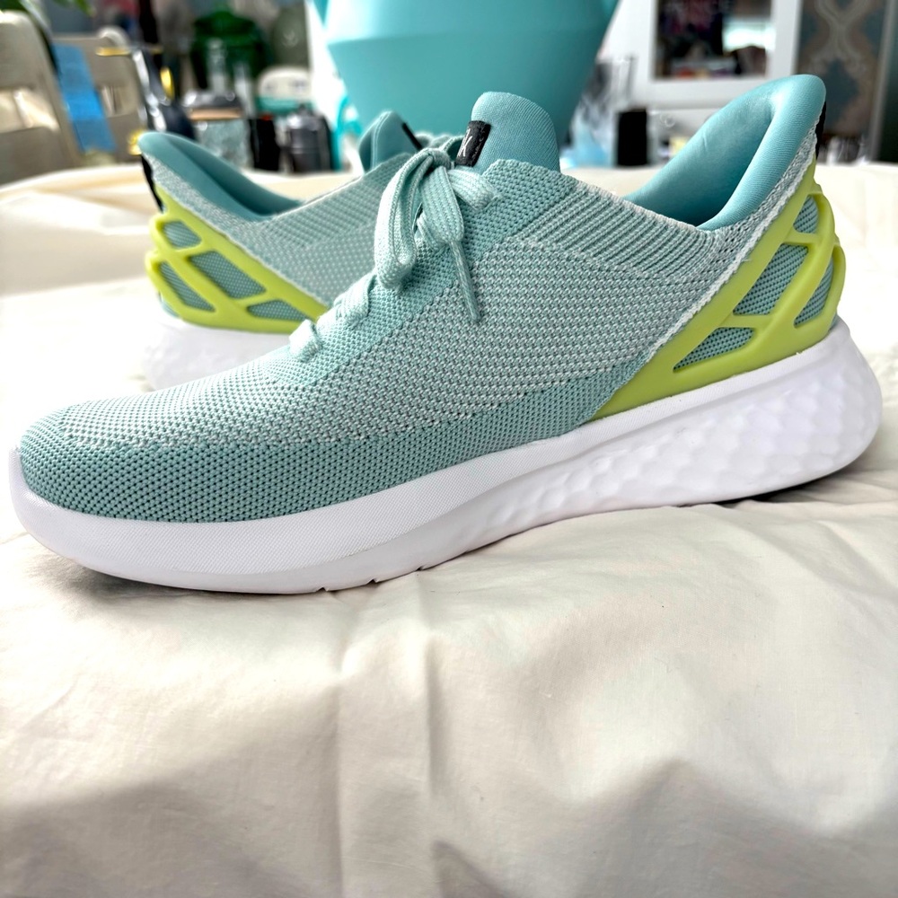 Kizik Women's Mint Green Sneakers Size 7.5 Wide - Picture 5 of 12